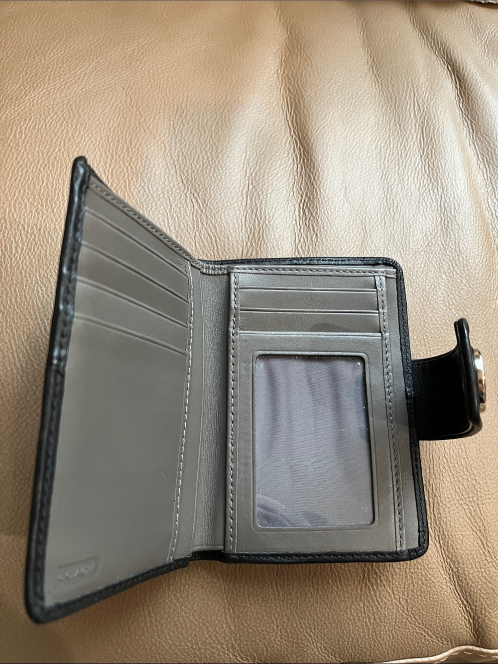 Classic Black Leather Wallet with Turn-Lock Closure - Picture 2 of 3